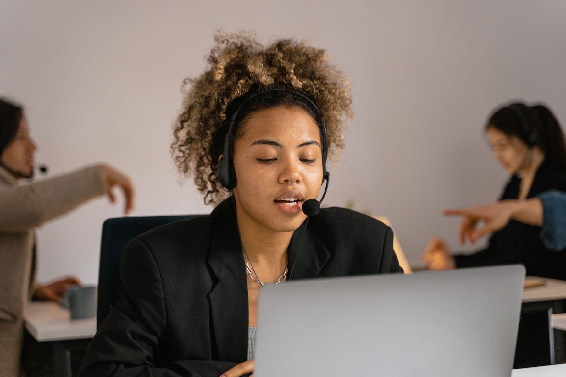 Mitarbeiterin mit Headset im Telefonat